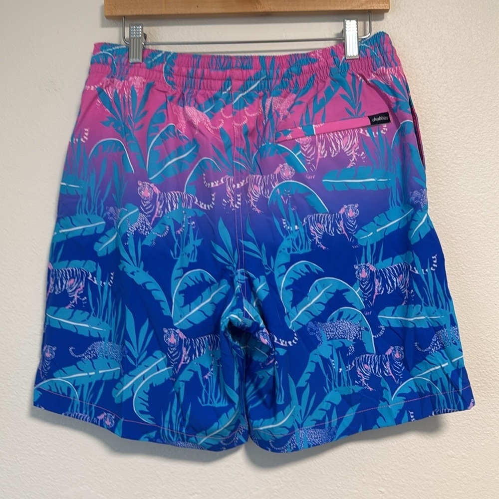 Chubbies The Hydrofoils Classic Swim Trunks in Pink/Blue Jungle 7” Inseam - Picture 4 of 5